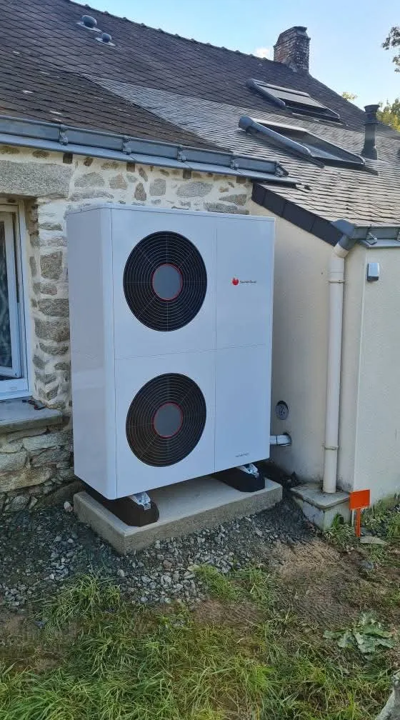 Pompe à chaleur air/eau posée sur une maison en pierre par Gomez Énergies & Services