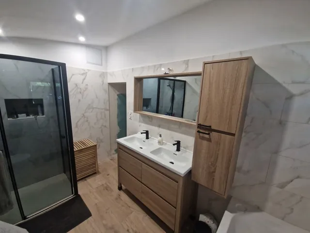 Salle de bains rénovée par Gomez Énergies & Services
